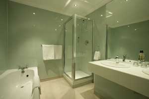 �zel ��l� li �ehir g�r�nt�s�, kral yatak, ve �zel fasiliteler (banyo ve du�)